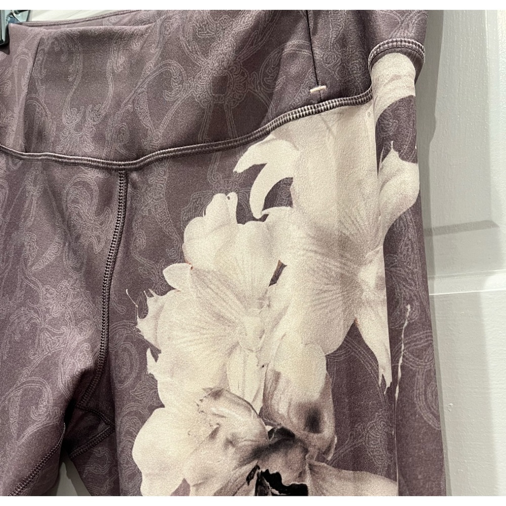 Calia Floral mid-rise floral capri leggings - Picture 3 of 4